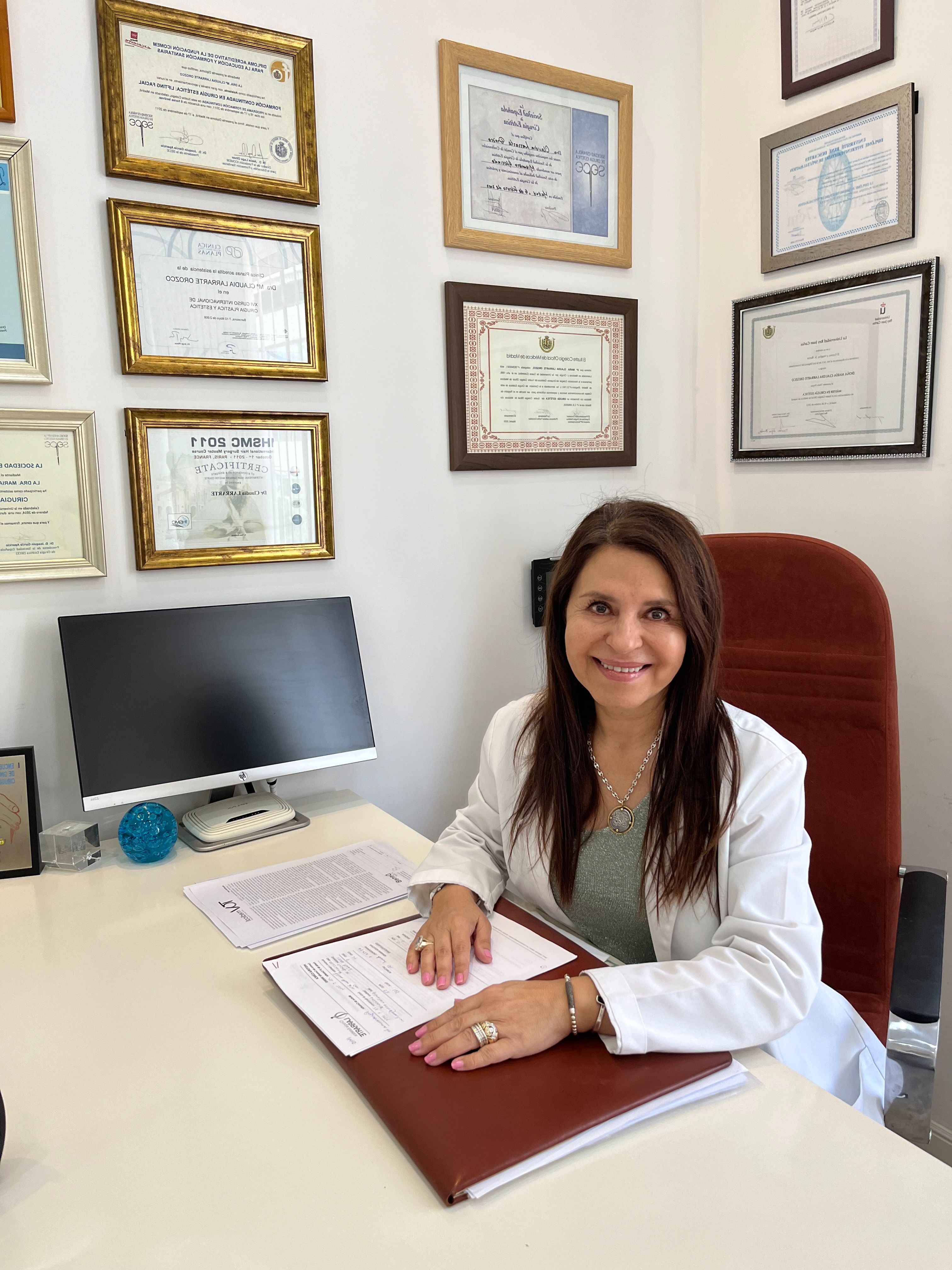 Dra Larrarte en el despacho